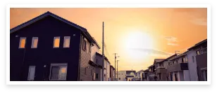 画像：夕方、日の落ちるタイミング、夕日を浴びる一軒家